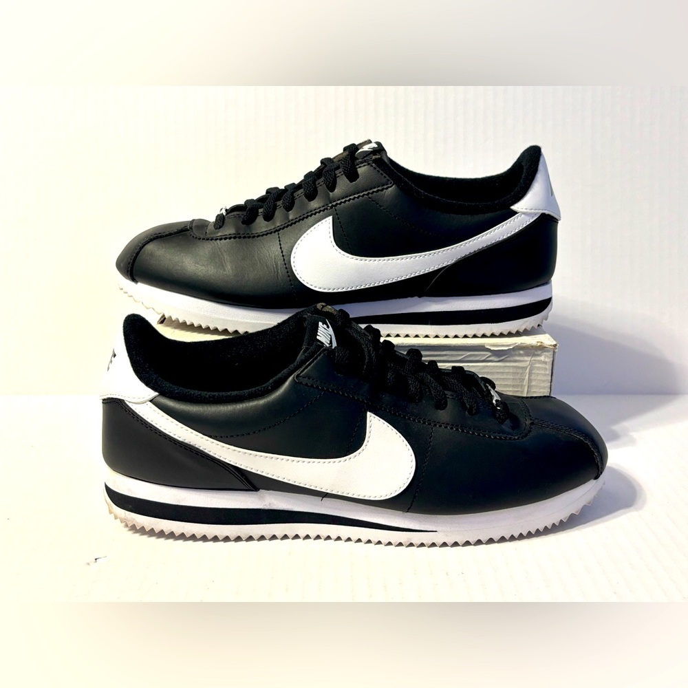 Nike Cortez Classics Men’s Size 10.5 Shoes Sneakers Black and White Go Retro